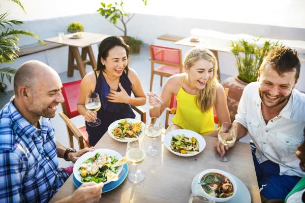 The Ultimate Summer Dining Out Guide: 10 Tips for a Healthier You